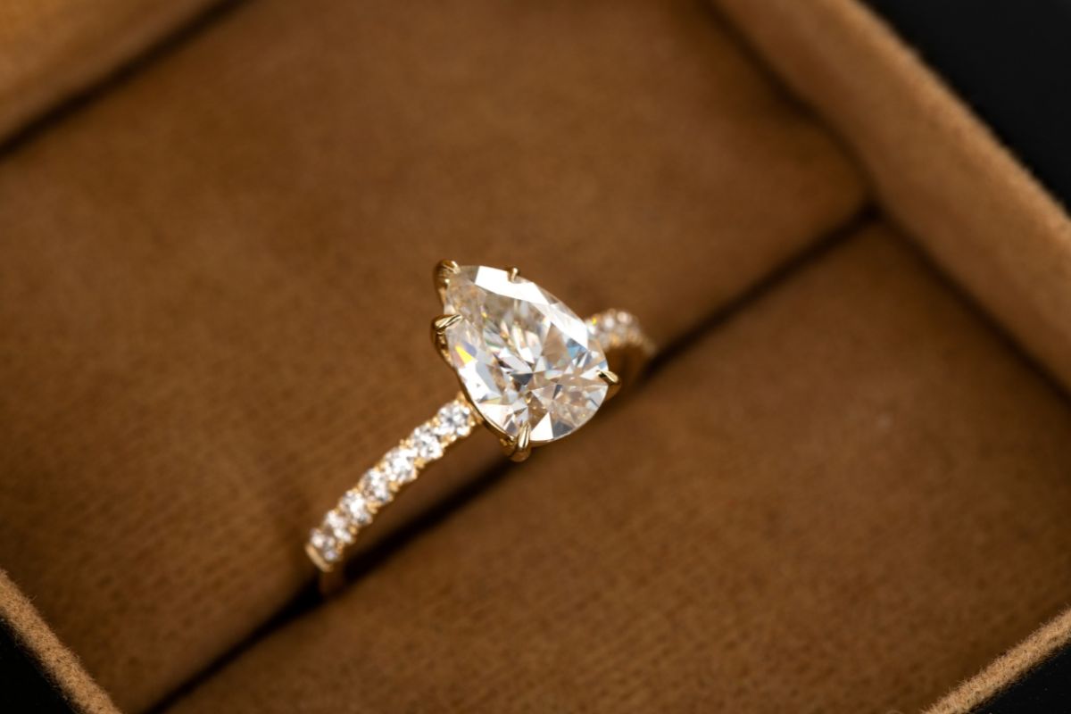 pear-shaped diamond rings